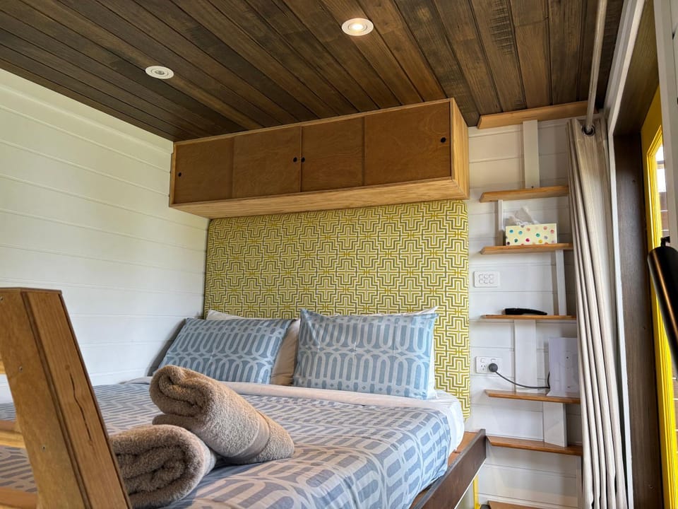 Ocean Breeze Tiny House - Ocean and Lake View Apartment in Mallacoota