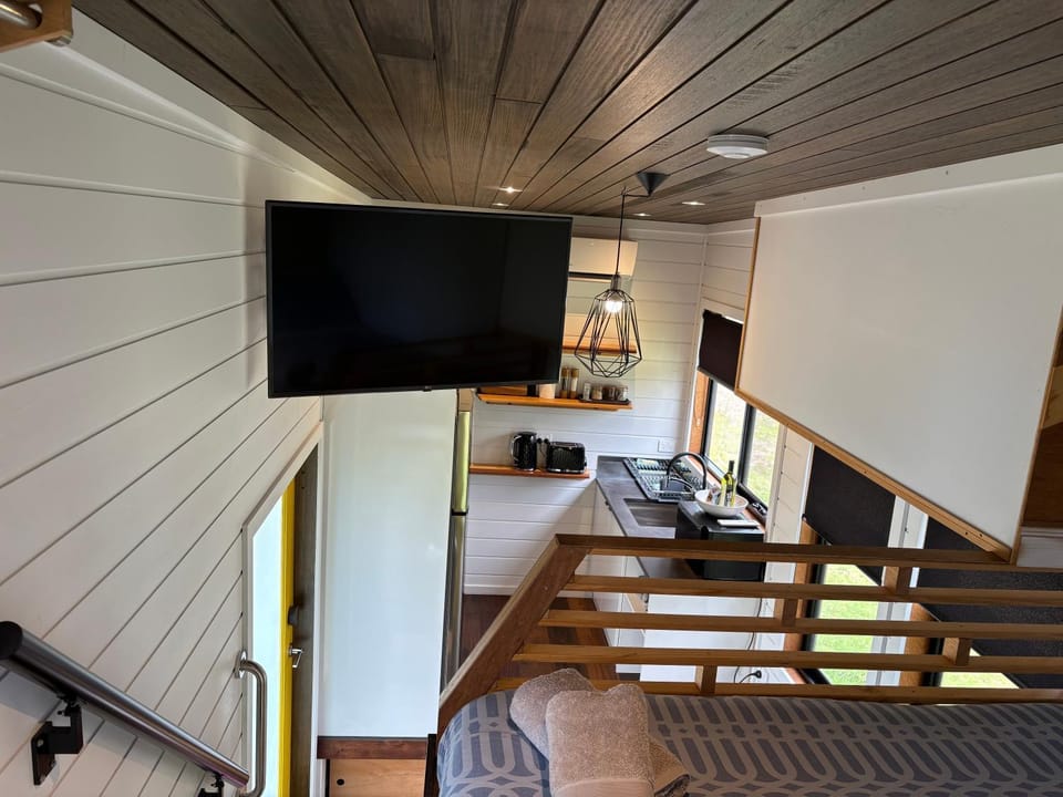 Ocean Breeze Tiny House - Ocean and Lake View Apartment in Mallacoota