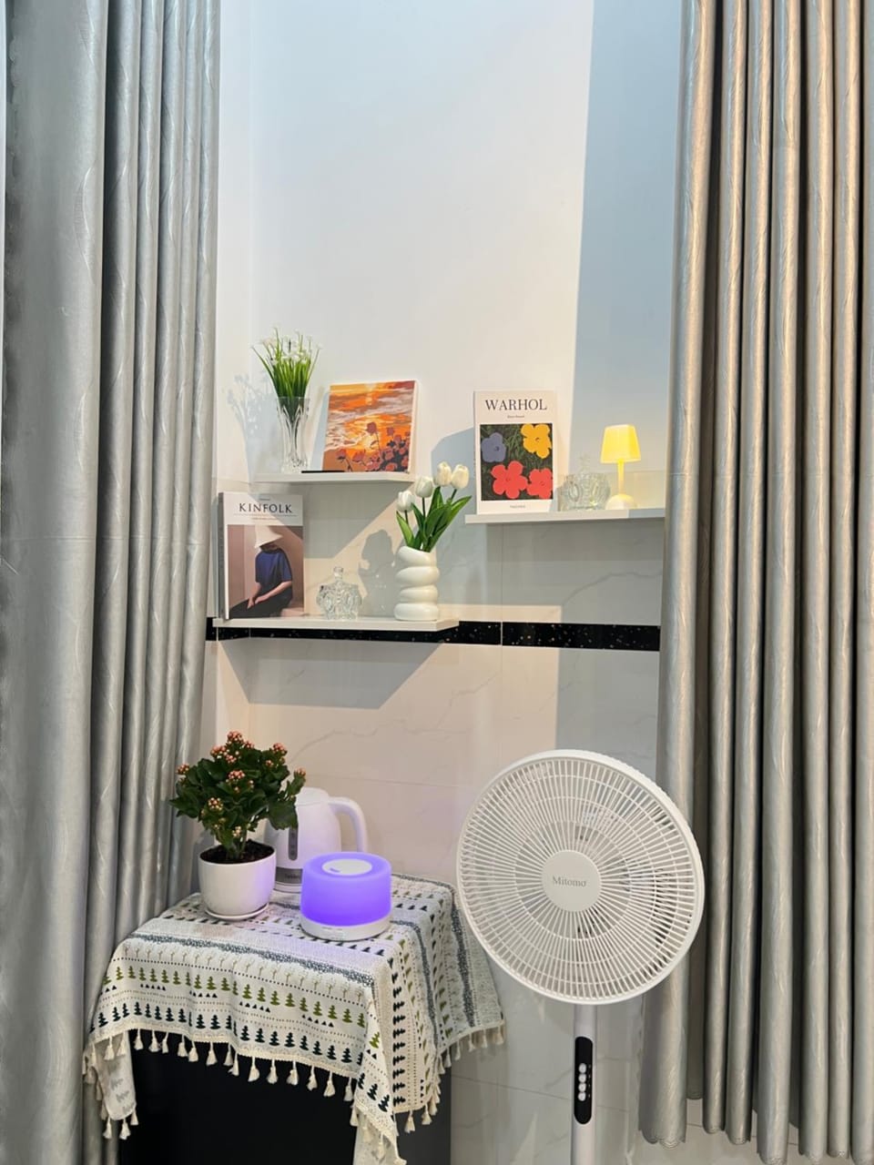 Photo of the whole room, Decorative detail