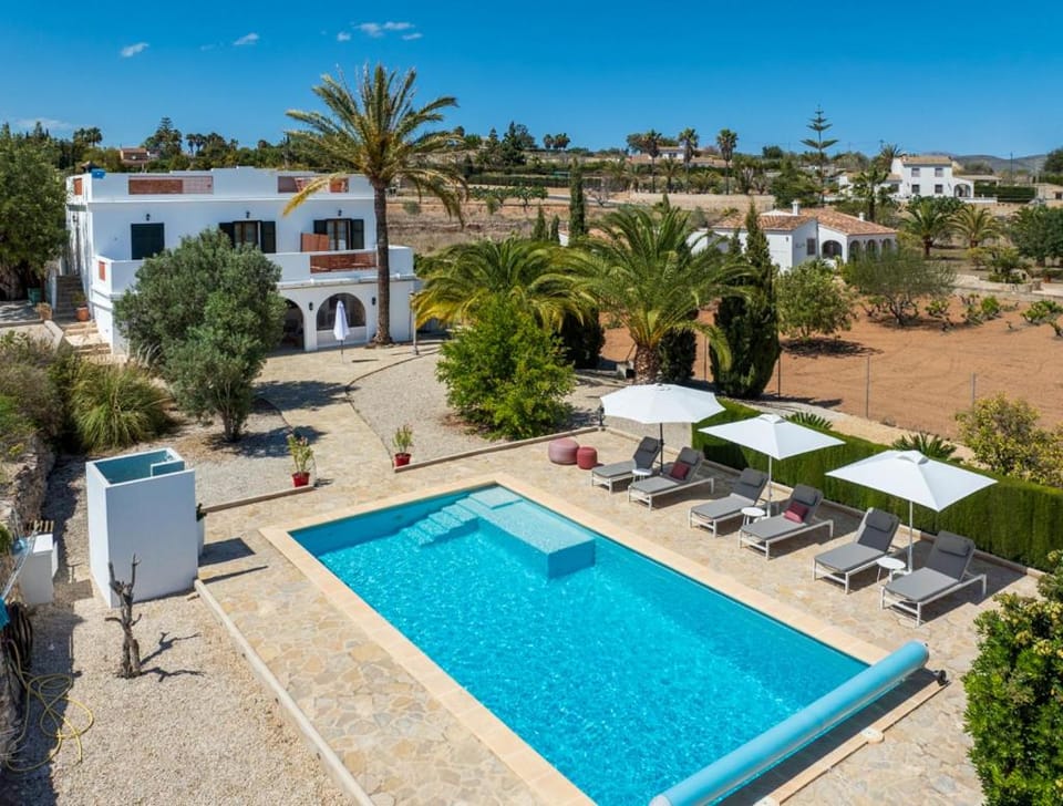 Property building, Swimming pool, sunbed