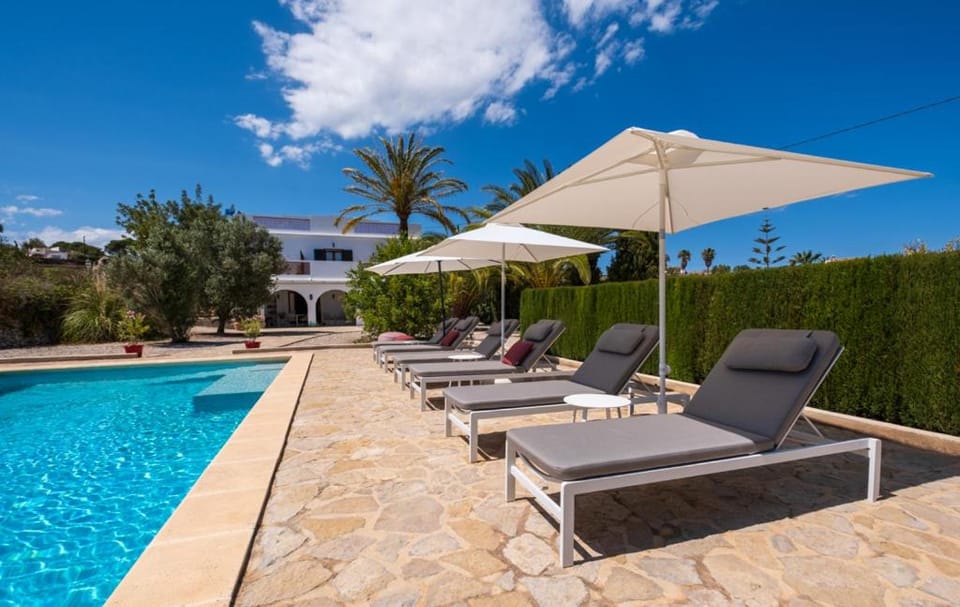 Swimming pool, sunbed