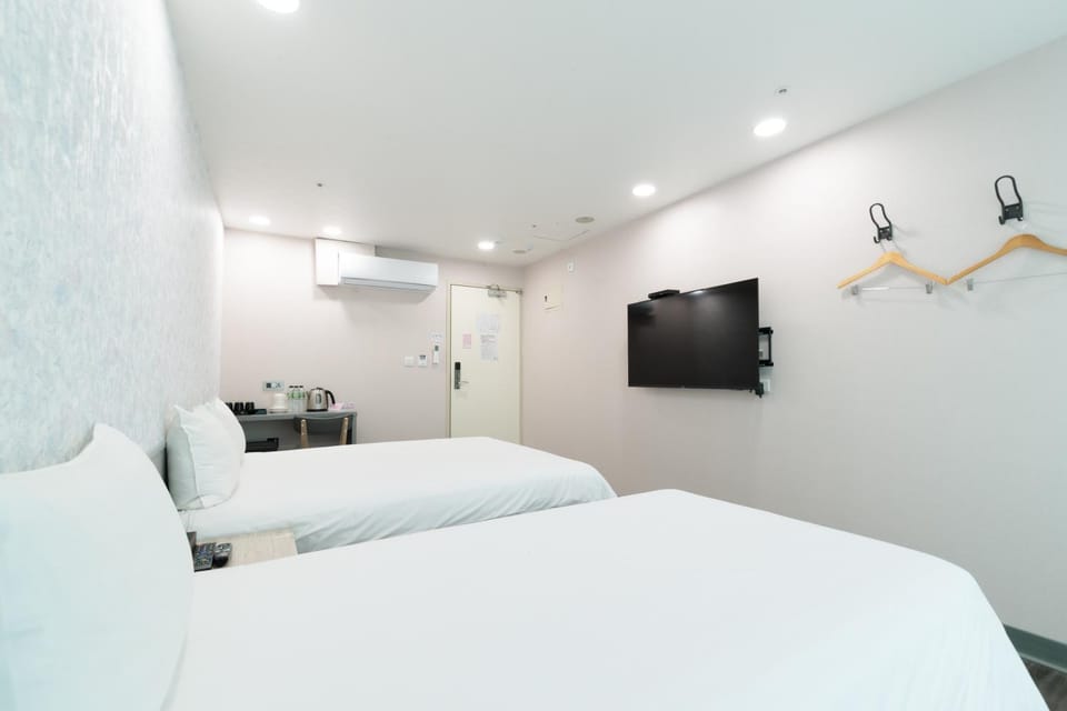 Bed, TV and multimedia, Photo of the whole room, Bedroom