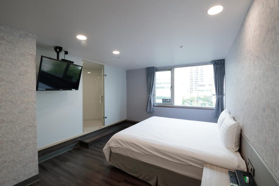 Bed, TV and multimedia, Photo of the whole room, Bedroom