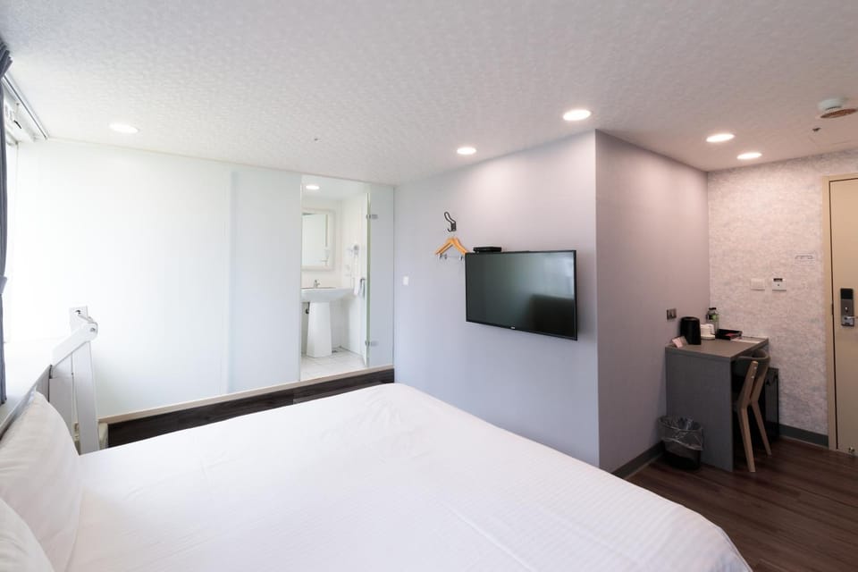 Bed, TV and multimedia, Photo of the whole room, Bedroom