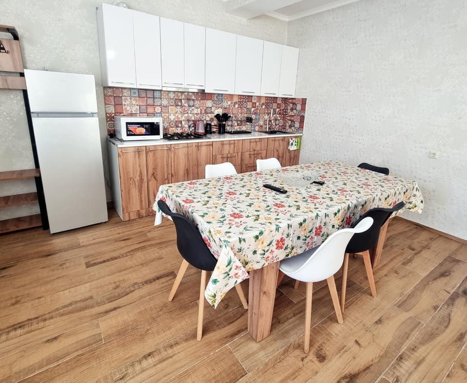 Kitchen or kitchenette, Dining area, Dinner, microwave, stove, kitchen