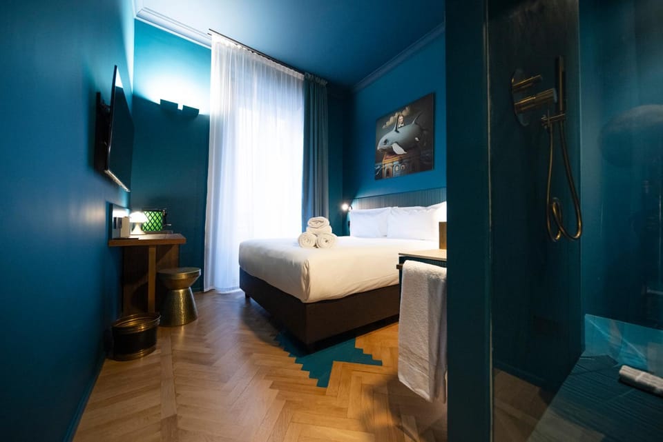 Shower, Bed, TV and multimedia, Coffee/tea facilities, Photo of the whole room, Decorative detail, Bedroom, hair dresser