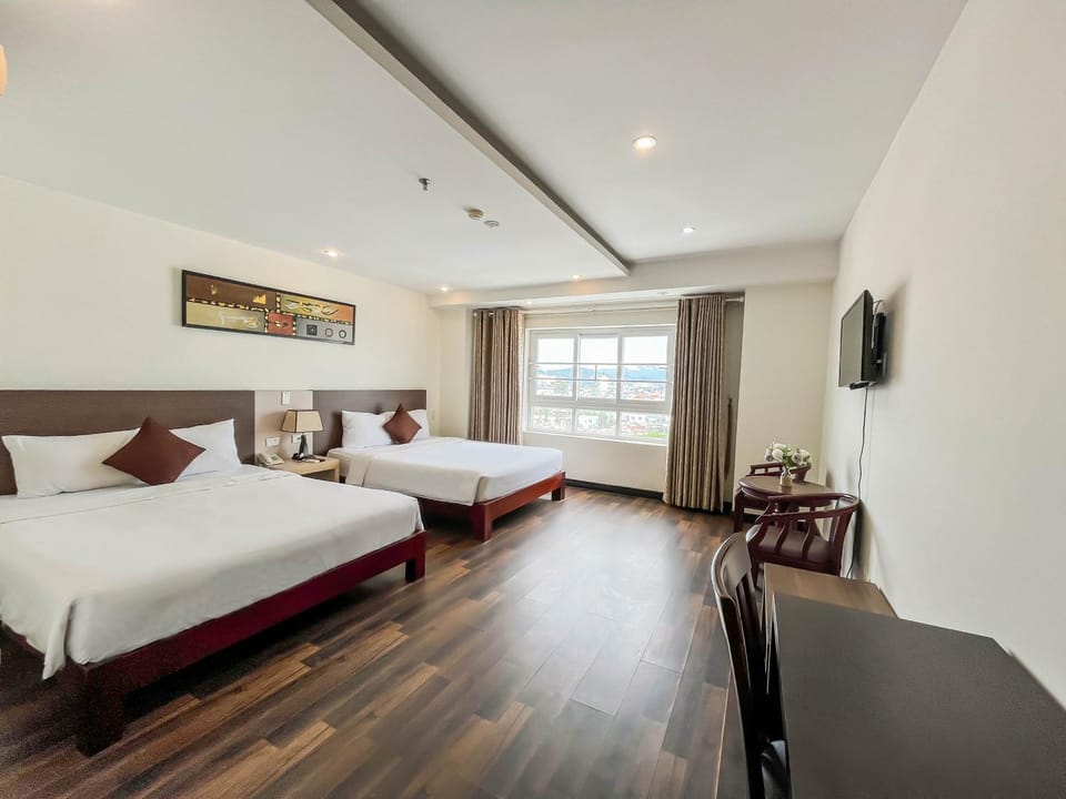 Bed, TV and multimedia, Seating area, Bedroom, City view