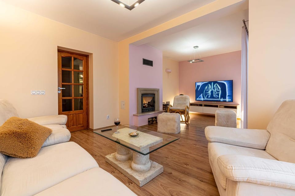 Communal lounge/ TV room, TV and multimedia, Living room, Seating area, Evening entertainment, flat iron
