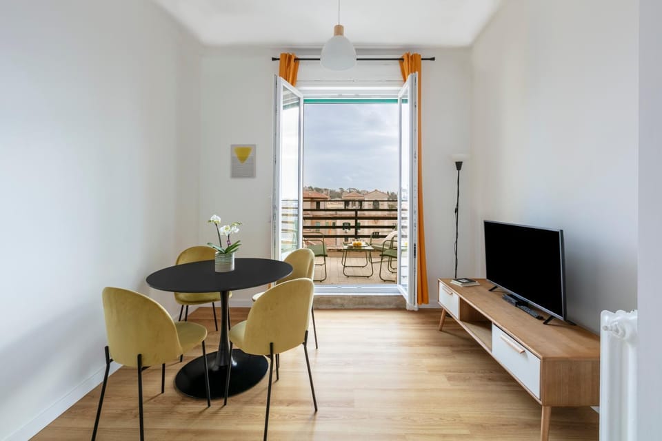 TV and multimedia, Living room, Dining area