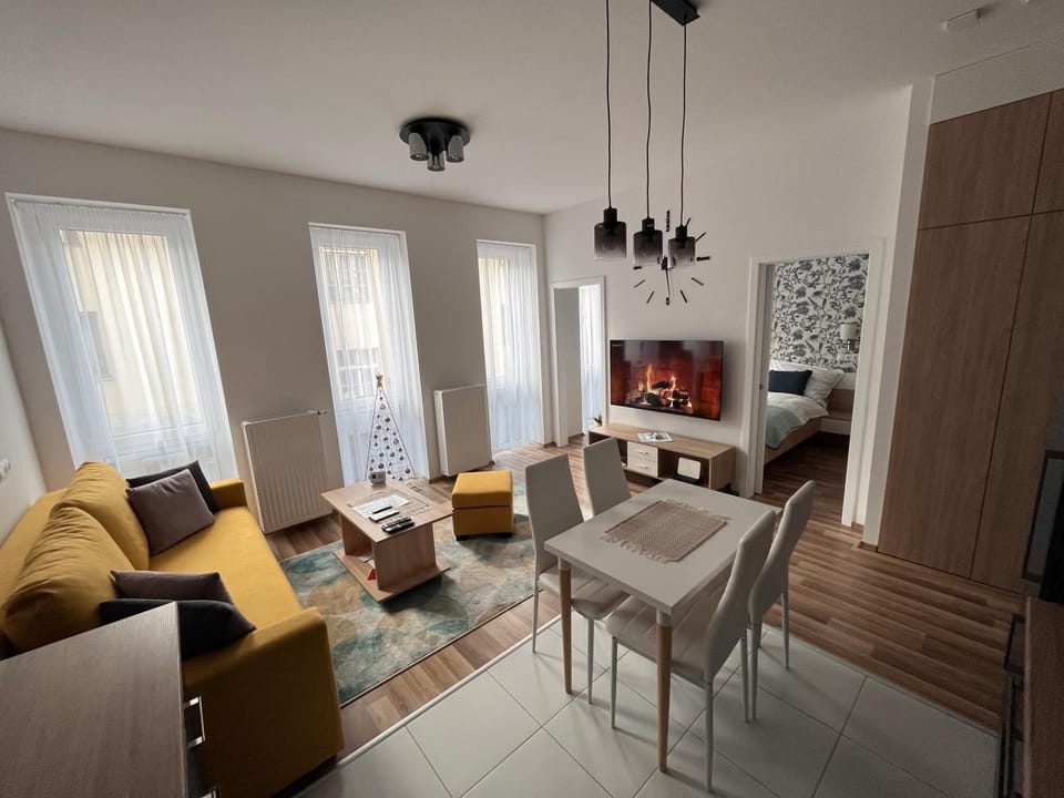 TV and multimedia, Living room, Seating area, Dining area