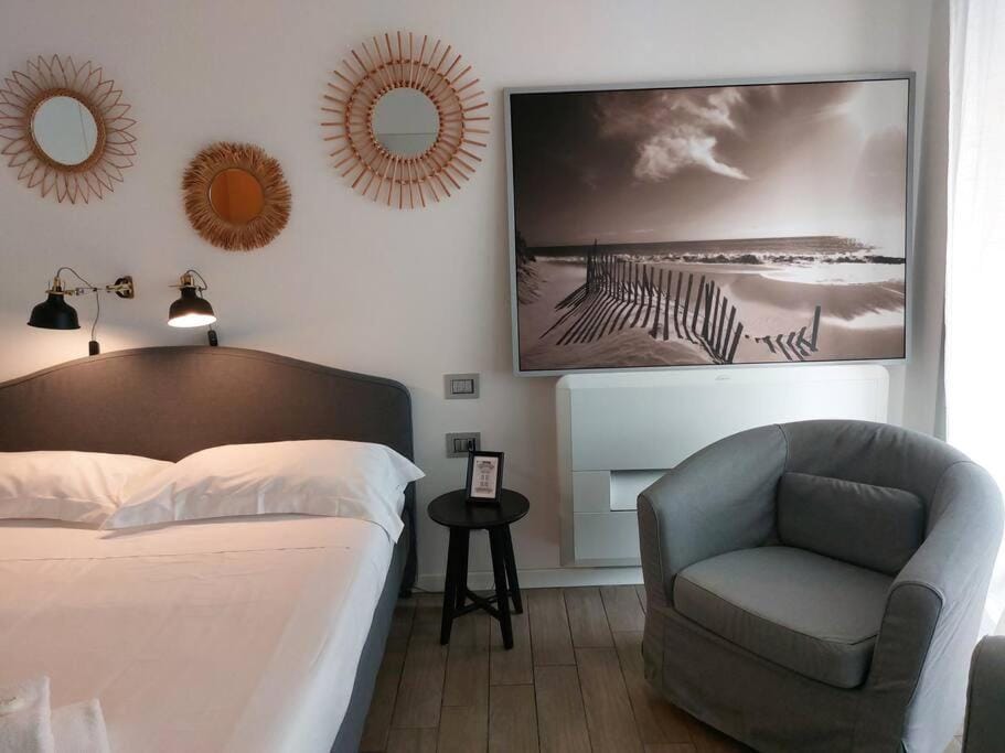 Photo of the whole room, Bedroom