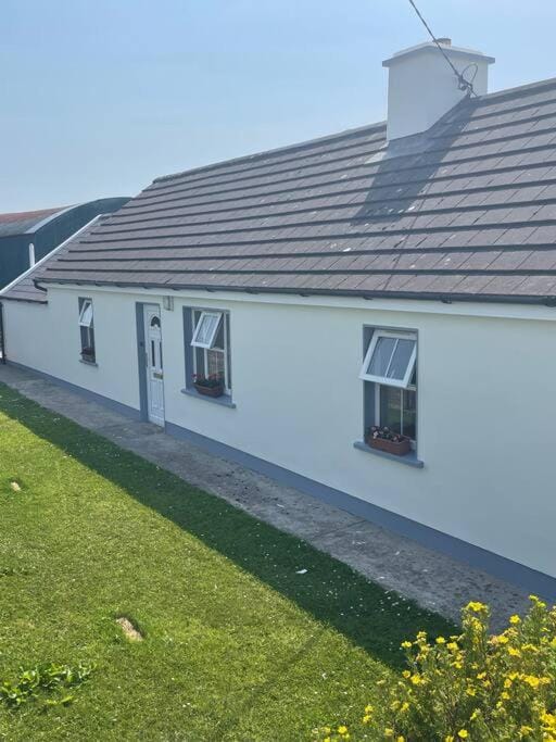 3 bedroom farmhouse in the Lahinch area. House in County Clare