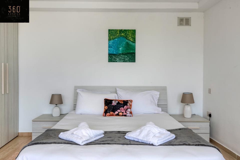 Bed, Photo of the whole room, Bedroom, towels