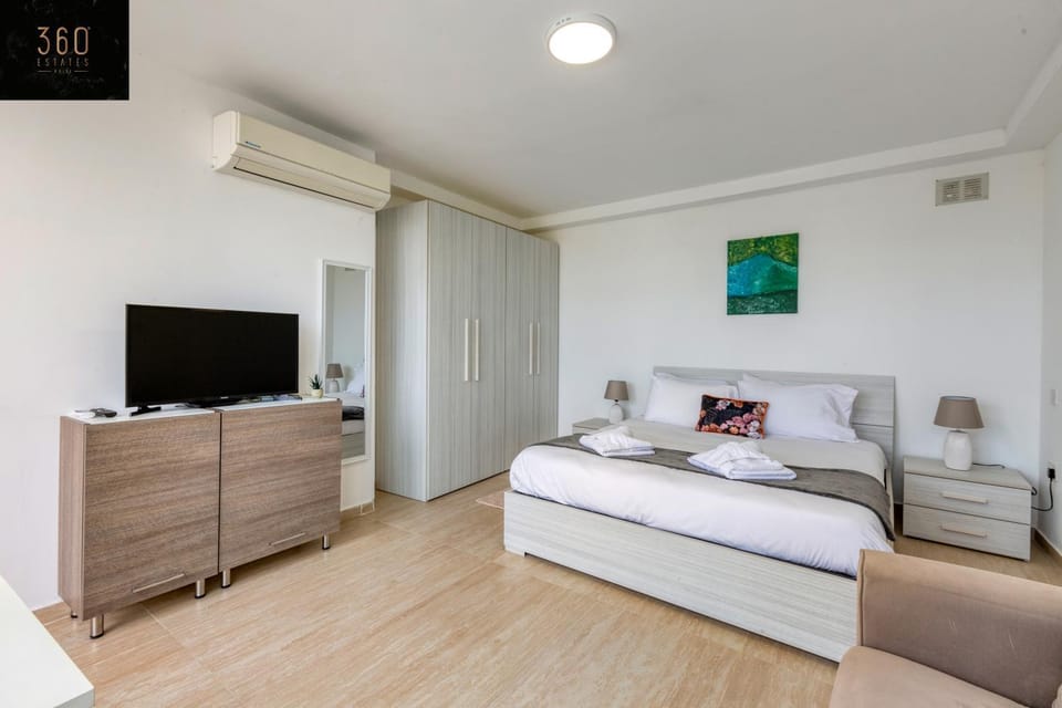 Communal lounge/ TV room, Bed, TV and multimedia, Living room, Photo of the whole room, Seating area, Evening entertainment, Bedroom, air conditioner