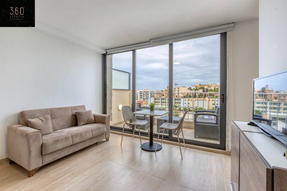 View (from property/room), Balcony/Terrace, Living room, Seating area, Dining area, City view