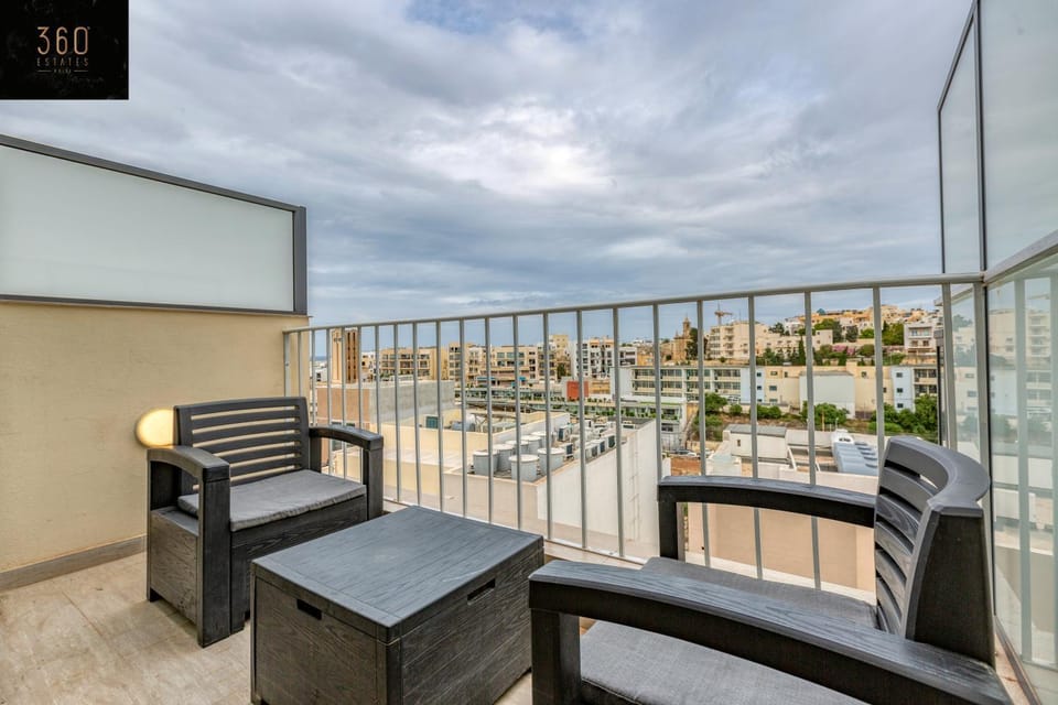 Patio, Day, View (from property/room), Balcony/Terrace, Living room, Seating area, City view