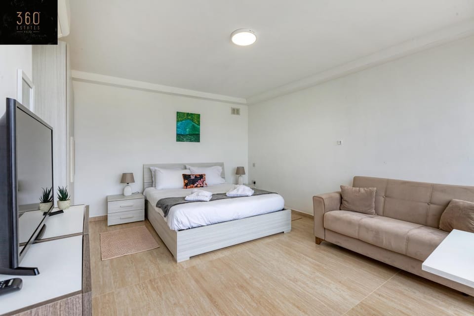 Communal lounge/ TV room, Bed, TV and multimedia, Living room, Photo of the whole room, Seating area, Evening entertainment, Bedroom