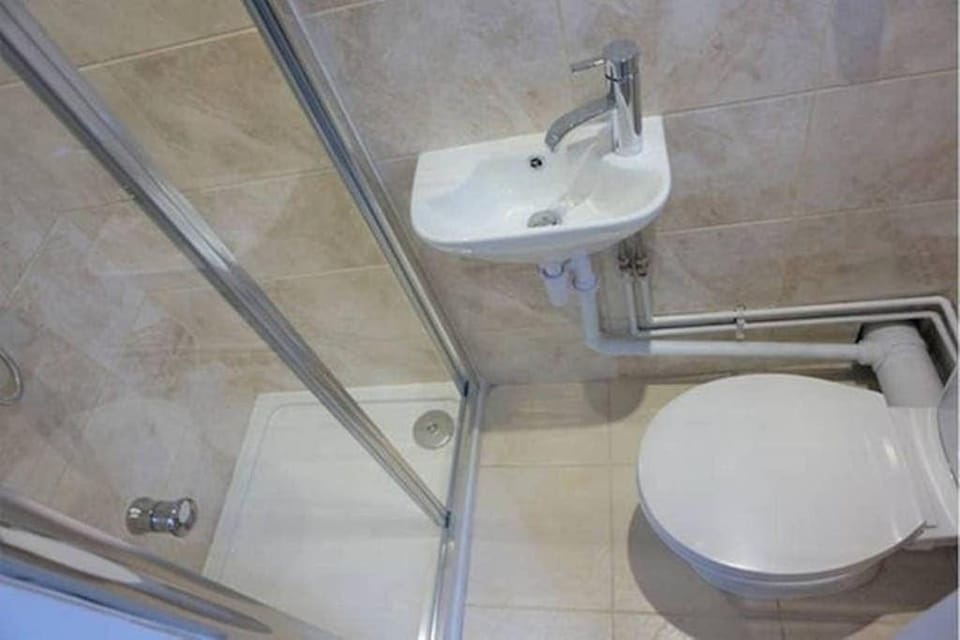 Shower, Toilet