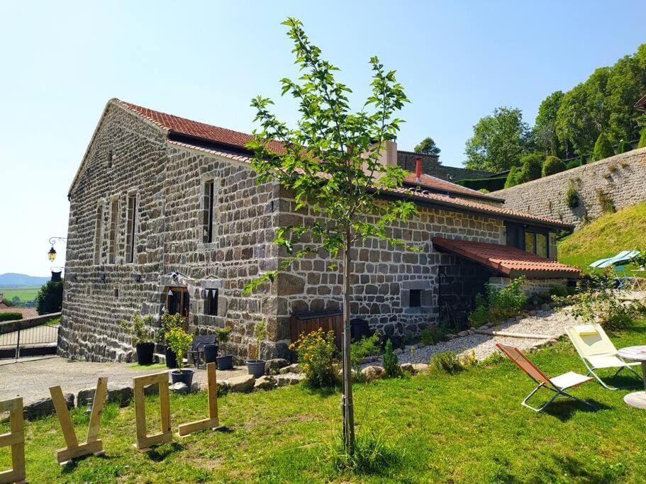 Gîte de groupe Loire 42 salle de réception La Bâtisse aux Lanternes 30 couchages de charme spacieux classé 4 etoiles House in Auvergne-Rhône-Alpes