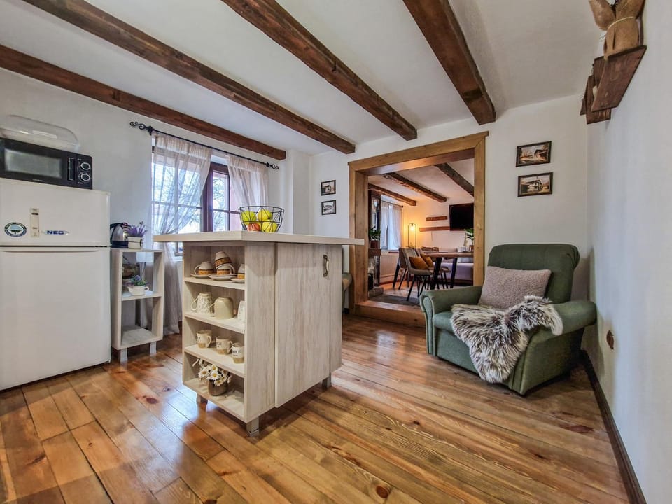 Kitchen or kitchenette, Seating area
