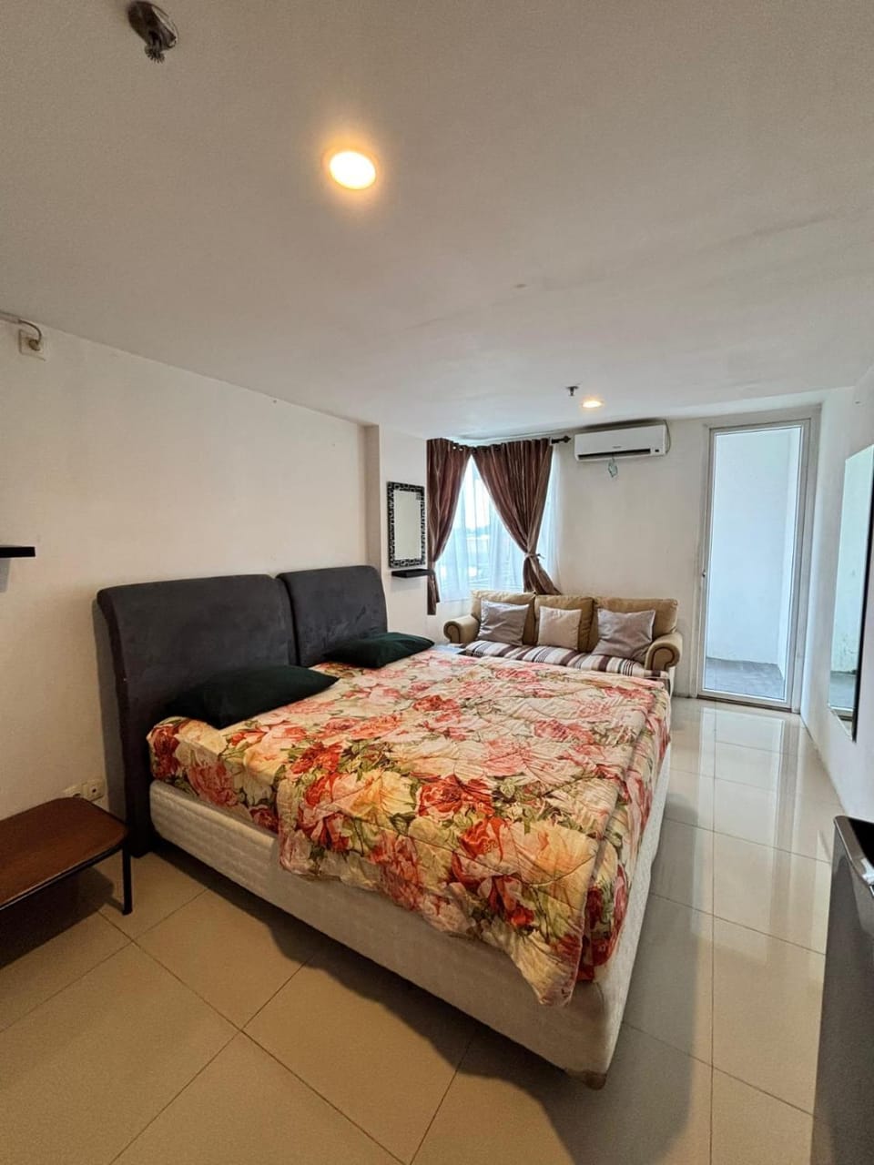 Bed, Living room, Photo of the whole room, Seating area, Bedroom, air conditioner