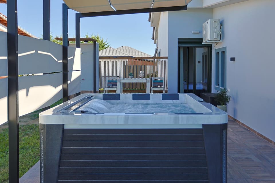 Patio, Day, Natural landscape, Hot Tub, View (from property/room), Balcony/Terrace, Pool view, Swimming pool