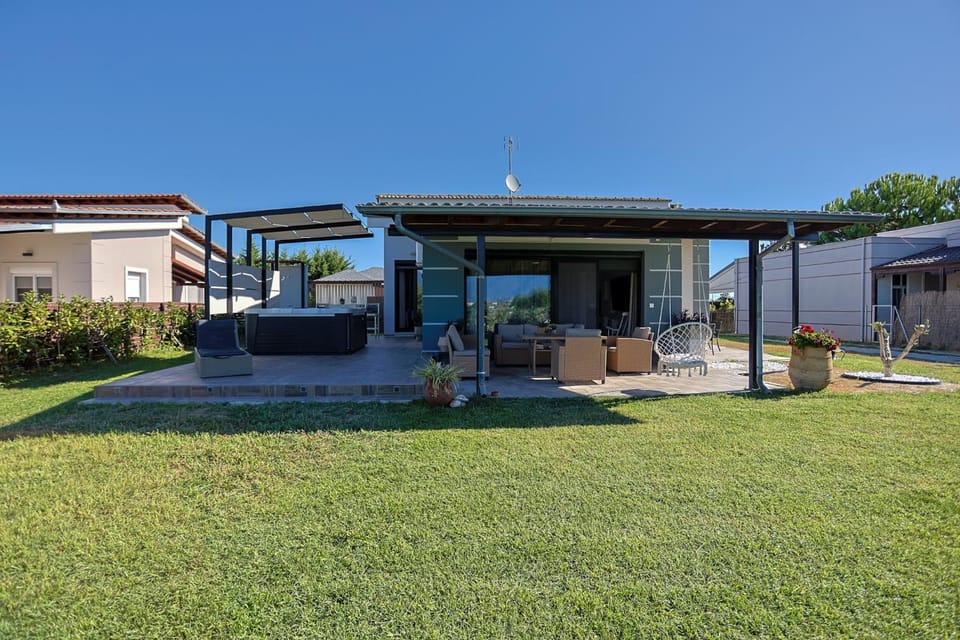 Property building, Spring, Day, Natural landscape, Garden, Garden view