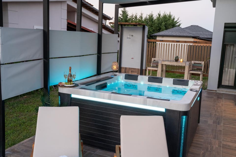 Hot Tub, Swimming pool