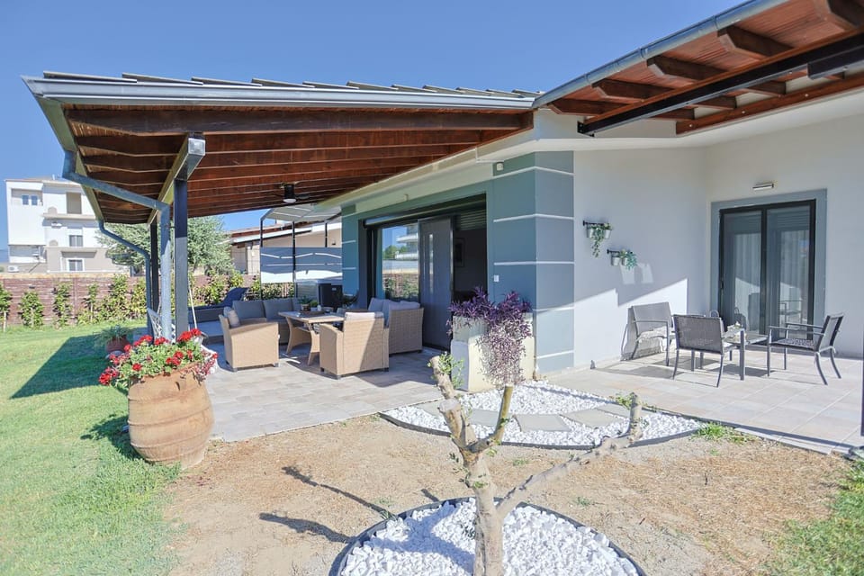 Property building, Patio, Spring, Day, Garden, Garden view
