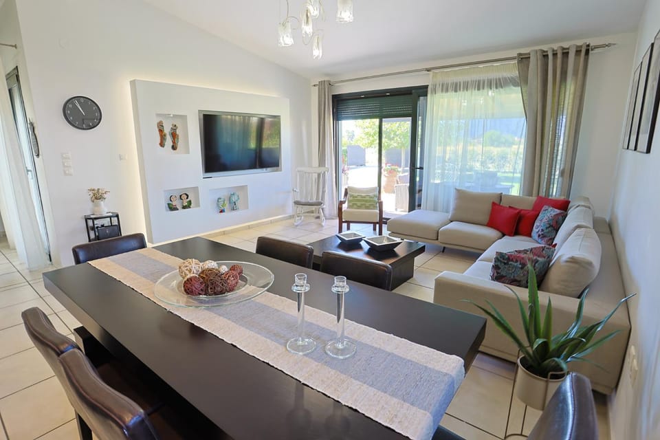 TV and multimedia, Living room, Photo of the whole room, Seating area, Dining area, Evening entertainment