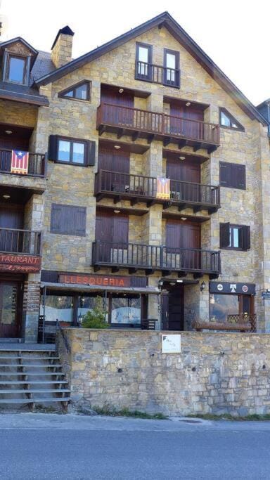 Property building, Restaurant/places to eat, Facade/entrance, Day