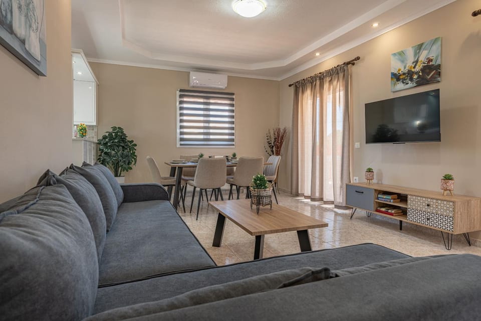 Communal lounge/ TV room, TV and multimedia, Living room, Seating area, Dining area