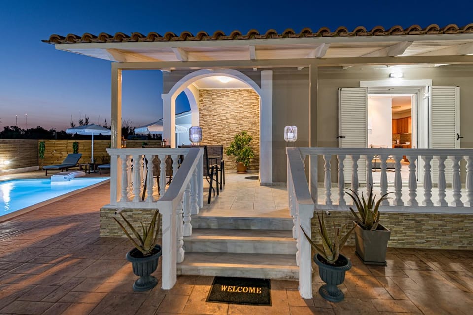 Property building, Patio, Balcony/Terrace, Pool view, Swimming pool, sunbed