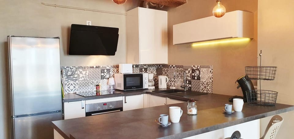 TV and multimedia, Coffee/tea facilities, Kitchen or kitchenette, oven, stove