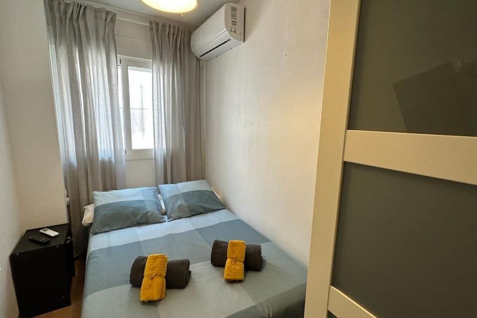 Bed, Photo of the whole room, Bedroom, air conditioner