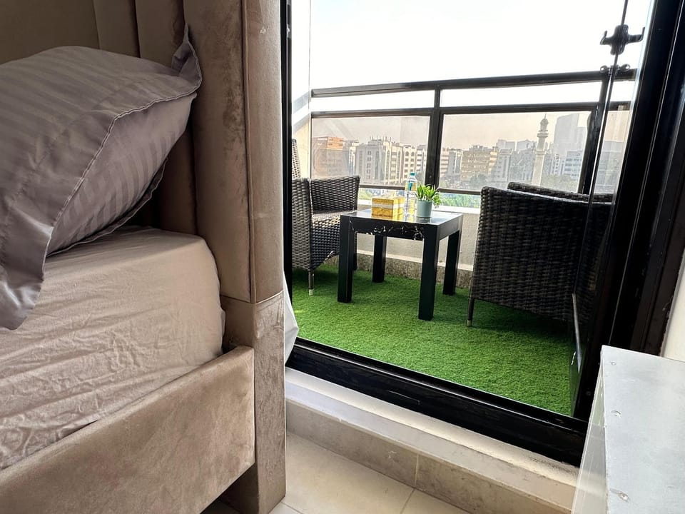 Wonder Balcony Room - Heart of Abu Dhabi Hostel in Abu Dhabi