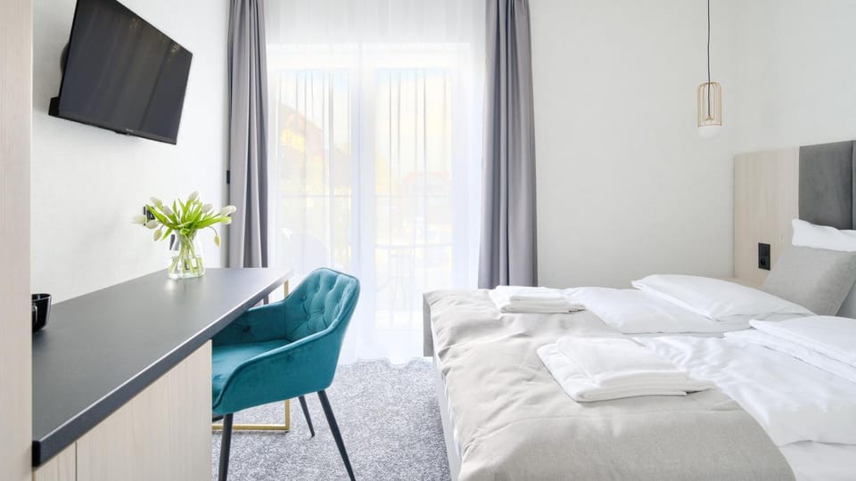 Bed, TV and multimedia, Photo of the whole room
