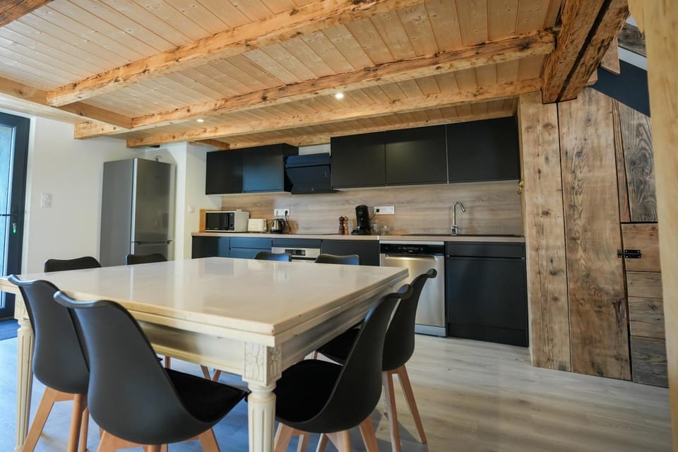 Kitchen or kitchenette, Dining area, oven, pet friendly, stove