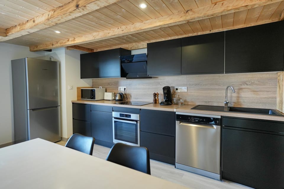 Coffee/tea facilities, Kitchen or kitchenette, oven, pet friendly, stove, toaster