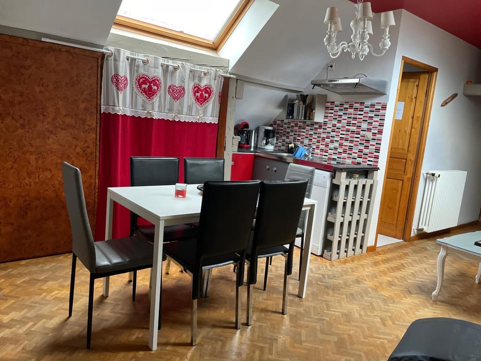 Kitchen or kitchenette, Dining area