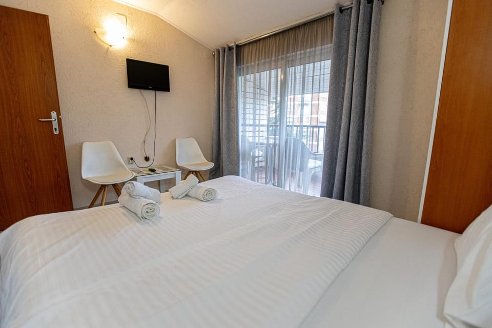 Bed, TV and multimedia, Bedroom