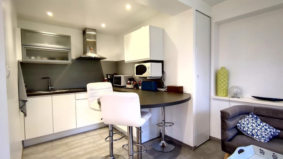Coffee/tea facilities, Kitchen or kitchenette, Dining area, minibar, stove, kitchen