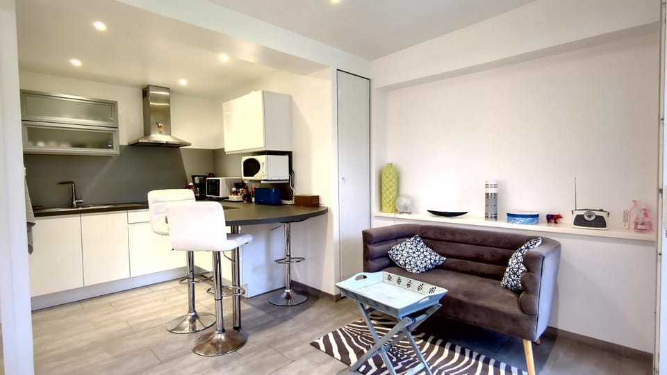 Coffee/tea facilities, Lounge or bar, Dining area, stove