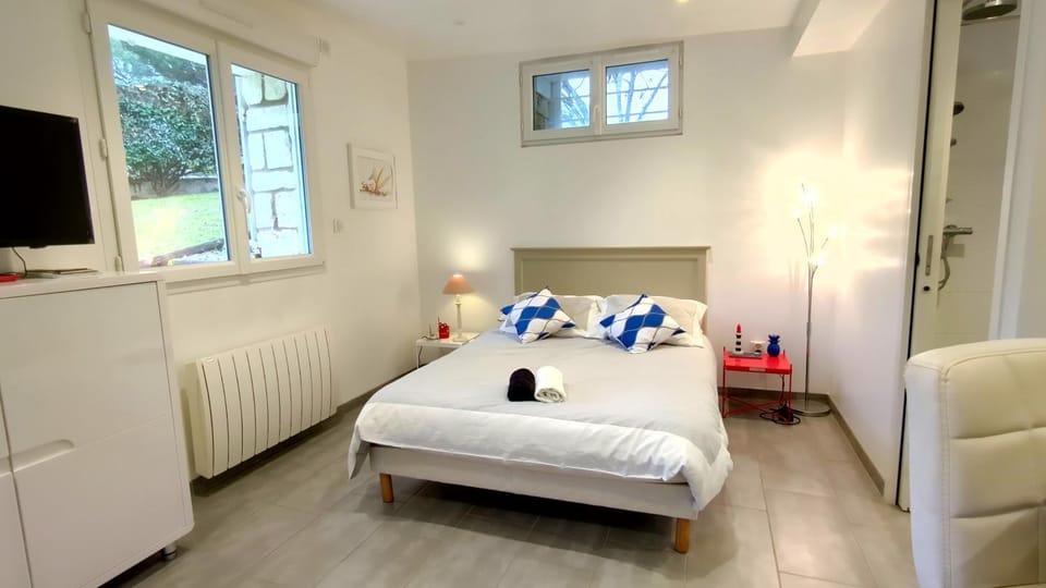 Bed, TV and multimedia, Bedroom