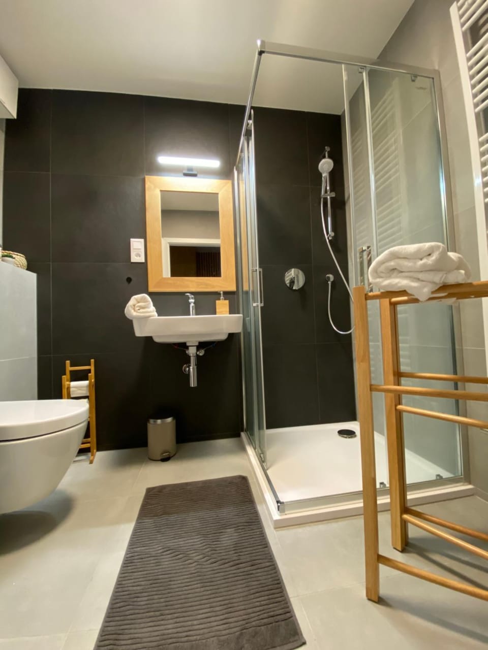 Shower, Toilet, Bathroom, towels