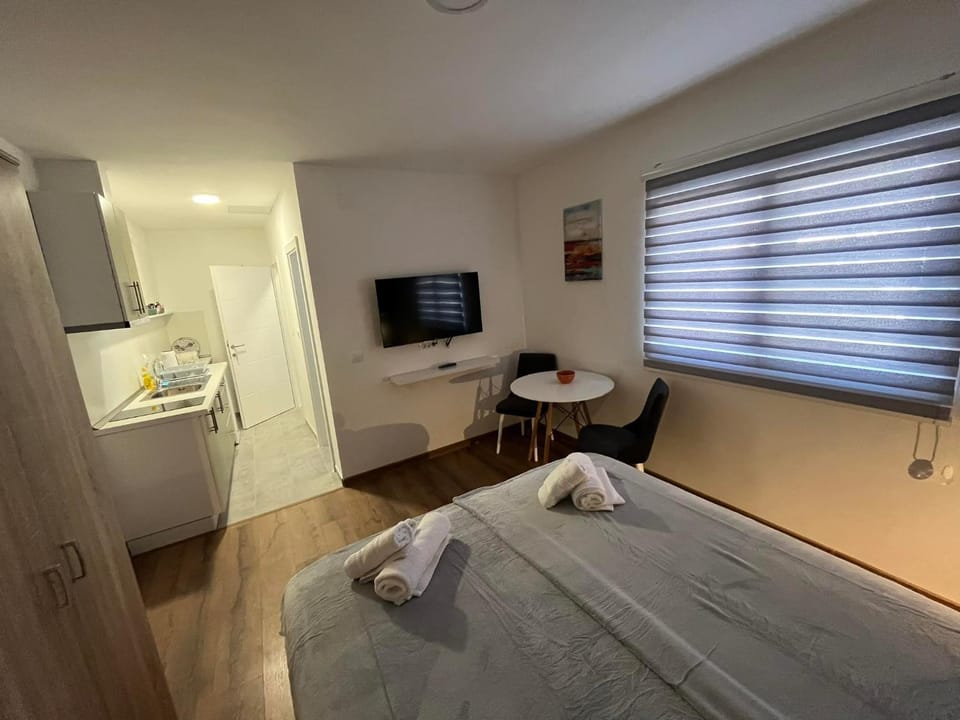 Bed, TV and multimedia, Kitchen or kitchenette, Photo of the whole room, Bedroom, towels, wardrobe