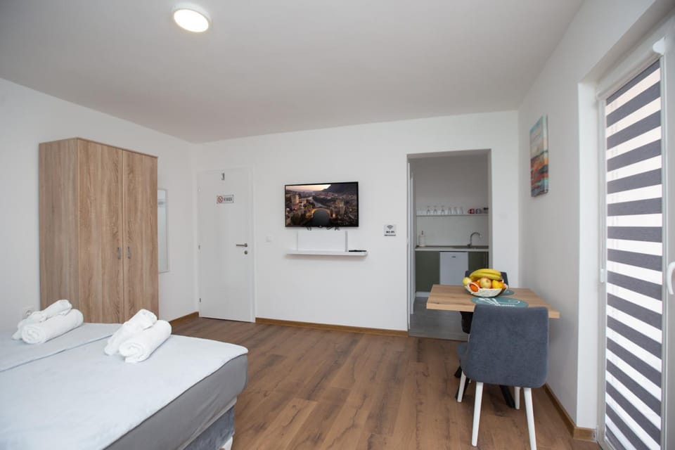 Bed, TV and multimedia, Kitchen or kitchenette, Bedroom, wardrobe