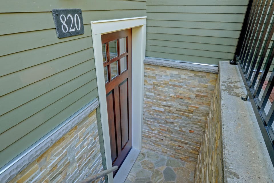 Upscale Character Home with Luxurious Amenities House in Vancouver Island