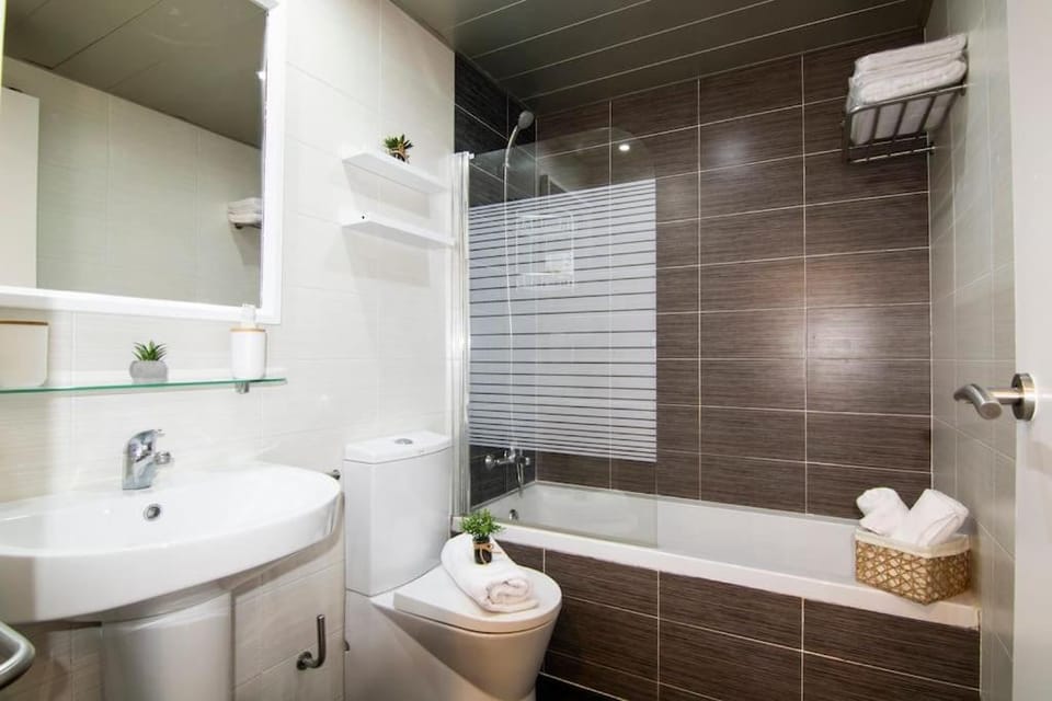 Shower, Toilet, Bathroom, Bath, towels