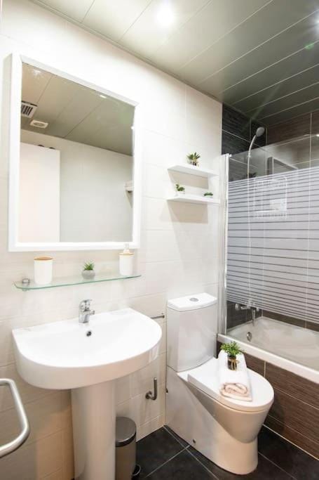 Shower, Toilet, Bathroom, Bath, towels
